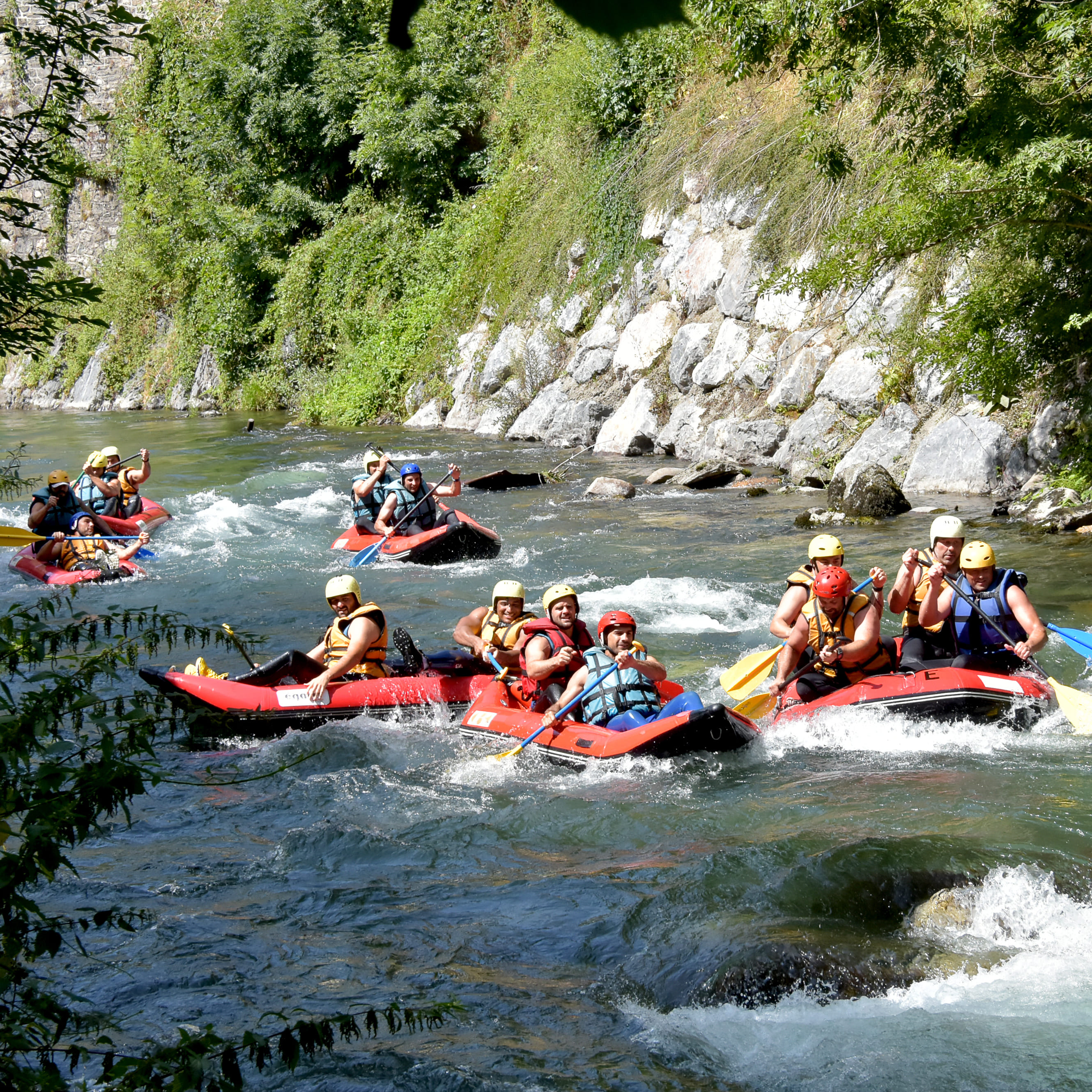 Différentes embarcations sur la rivière